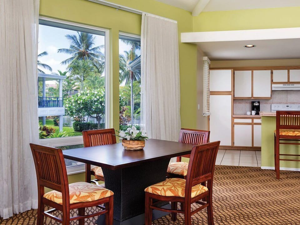 Dining Area • Table Seating