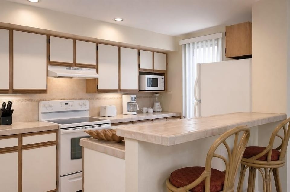 Full Kitchen • Standard Appliances
