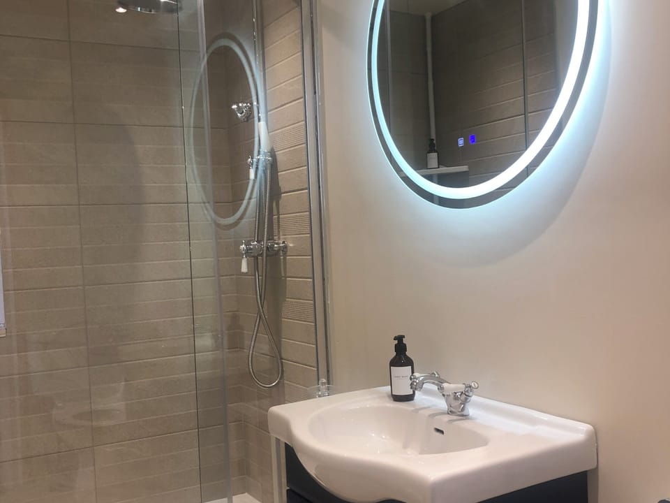 Deluxe Double Room, Sea View | Bathroom | Shower, hair dryer, towels, soap