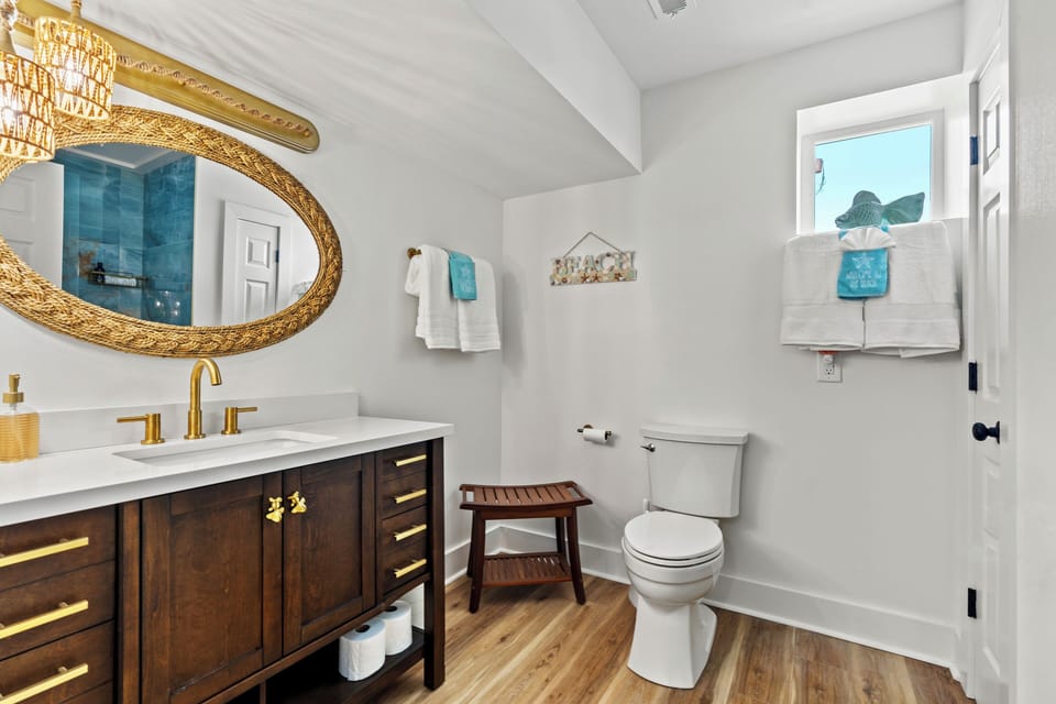 First floor Queen suite bathroom