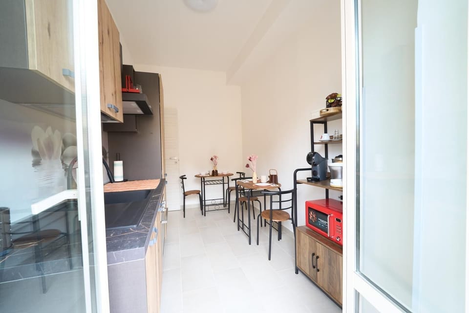 Full-size fridge, microwave, dishwasher, cookware/dishes/utensils