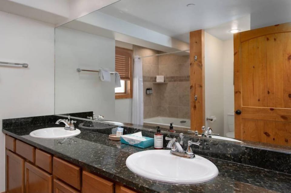 Ski-in, Ski-out 3 Bedroom in Downtown Breckenridge at Peak 9 Apartment in Breckenridge