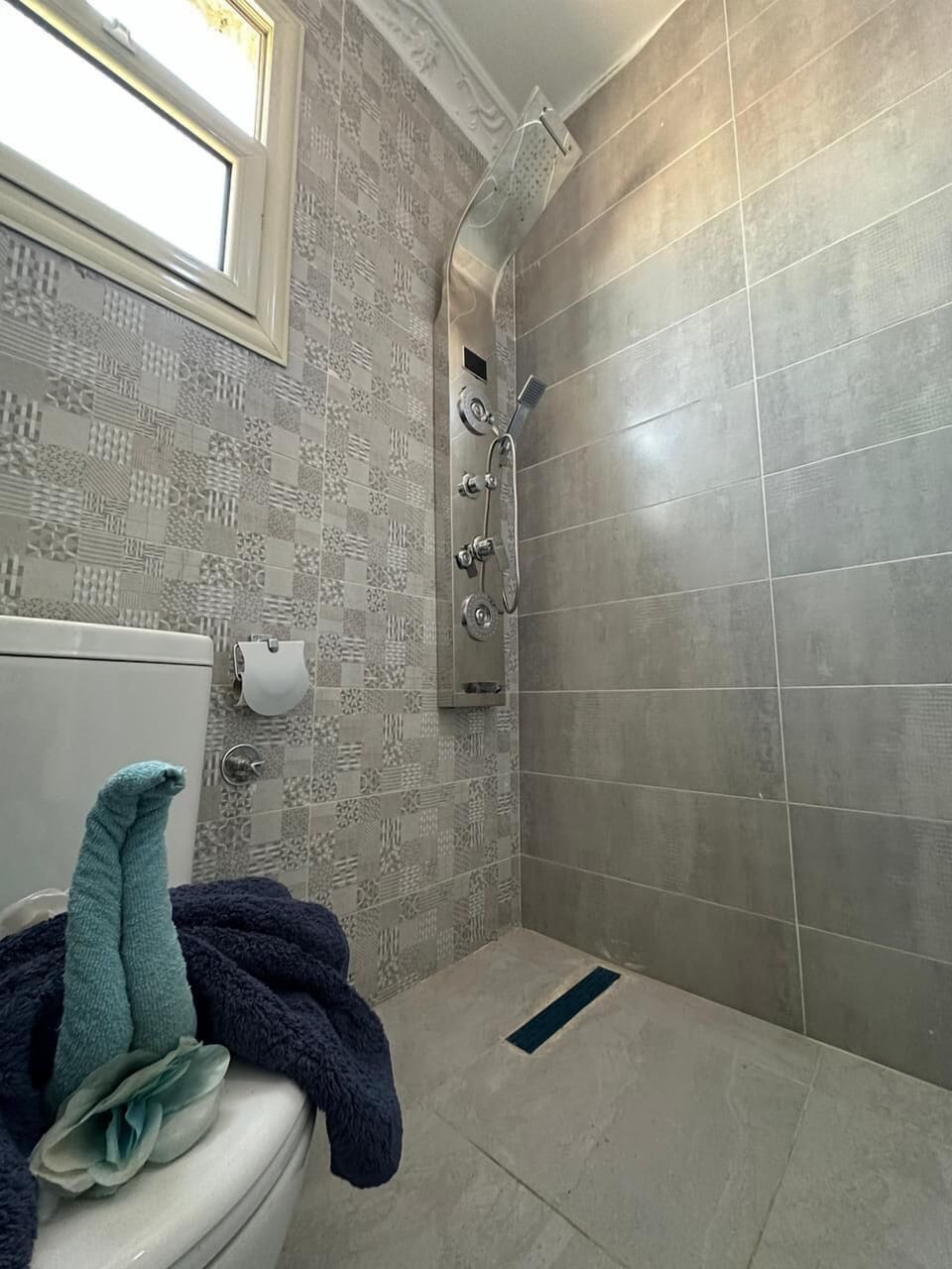 Signature Studio, Multiple Beds, Mountain View | Bathroom | Separate tub and shower, jetted tub, hydromassage showerhead