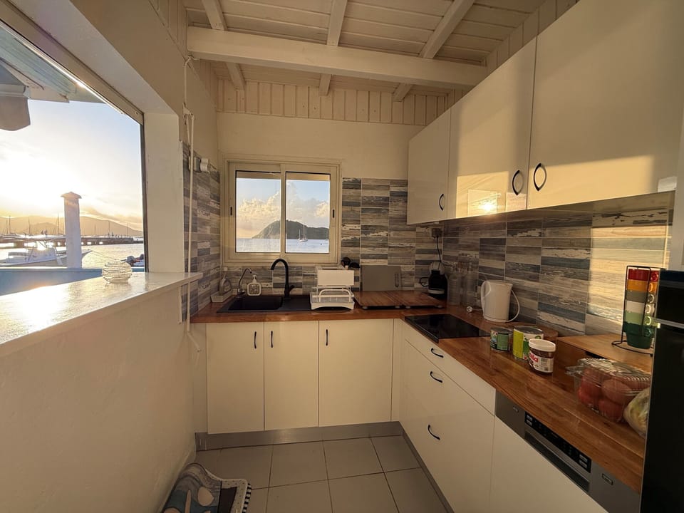 Classic Townhome, 2 Bedrooms, Non Smoking, Sea View | Private kitchen | Toaster