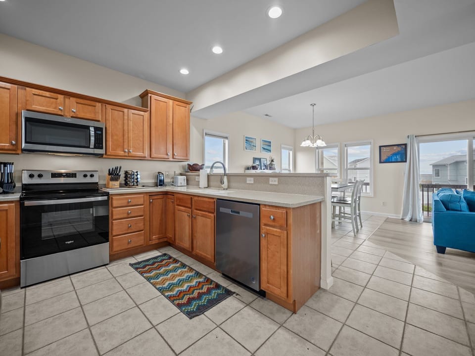 3rd Floor Main living space!Full open kitchen, New Stainless Appliances!