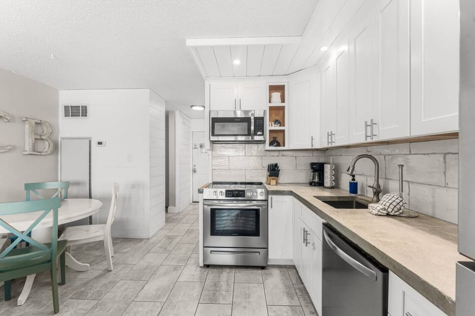 Kitchen, dining table