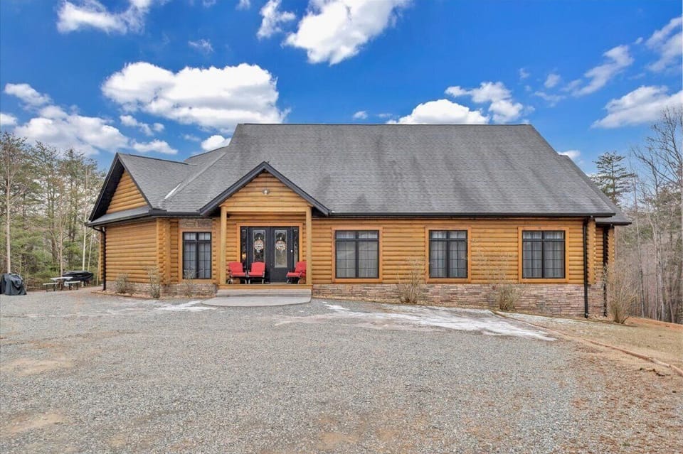 Liberty Pines: Lake Front Home.