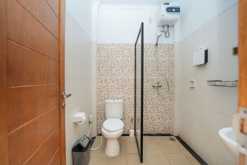 Shower, hydromassage showerhead, bidet, towels