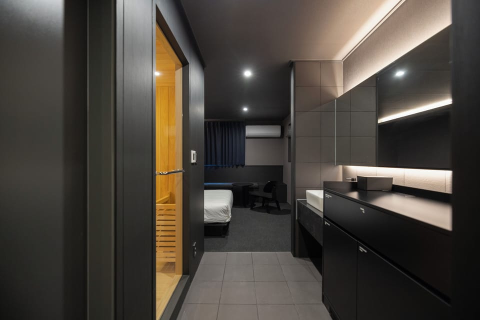 Wellness | Premium bedding, desk, free WiFi, bed sheets