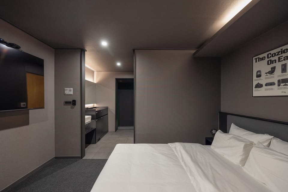 Wellness | Premium bedding, desk, free WiFi, bed sheets