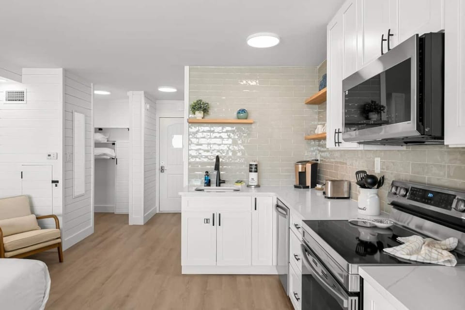 Kitchen, dishwasher, stove, refridgerator