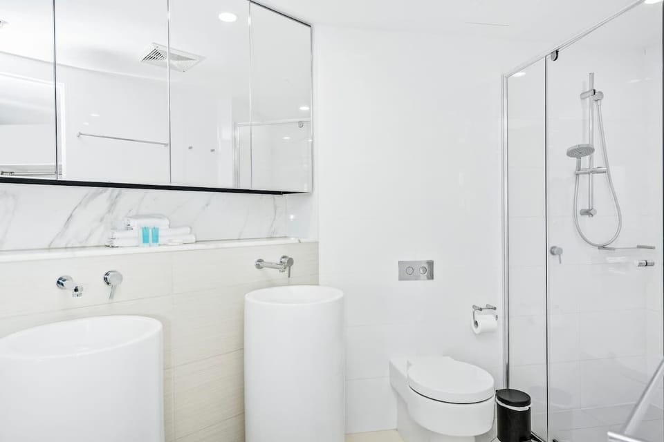 Ensuite bathroom off the master bedroom. Deep soaking bath, dual basins, toilet, and shower. 