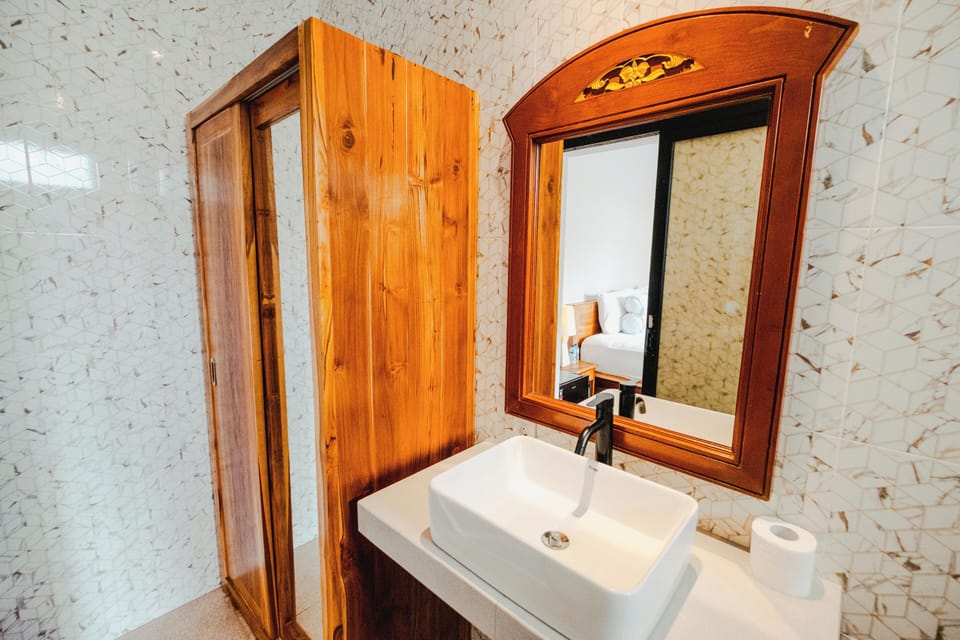Superior Room | Bathroom | Shower, rainfall showerhead, bidet, towels