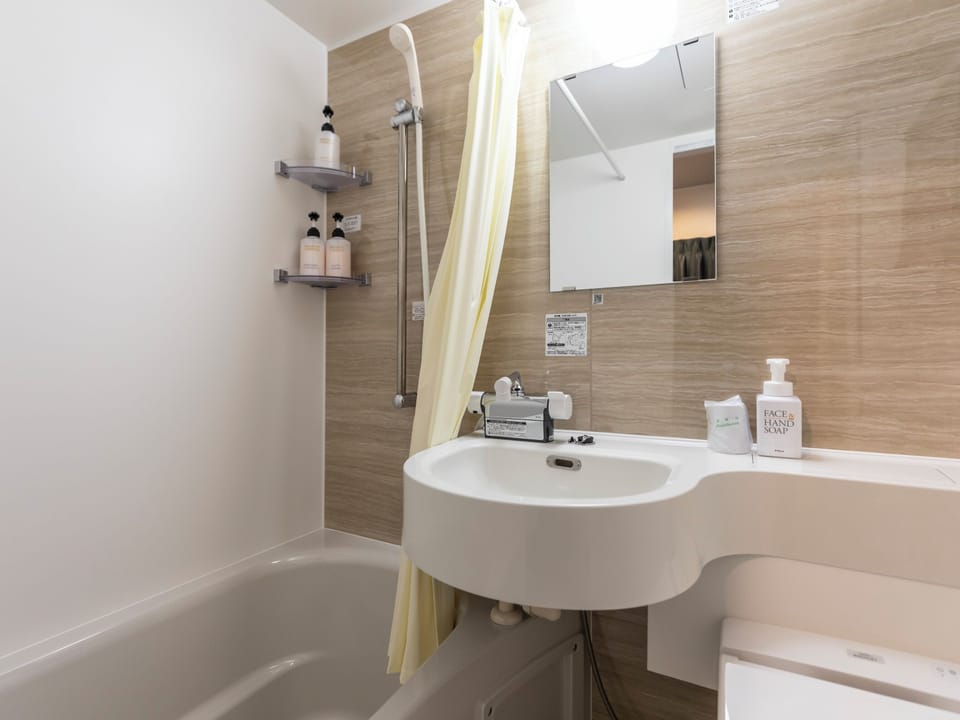 Single Room, Non Smoking | Bathroom | Combined shower/tub, hair dryer, bidet, towels