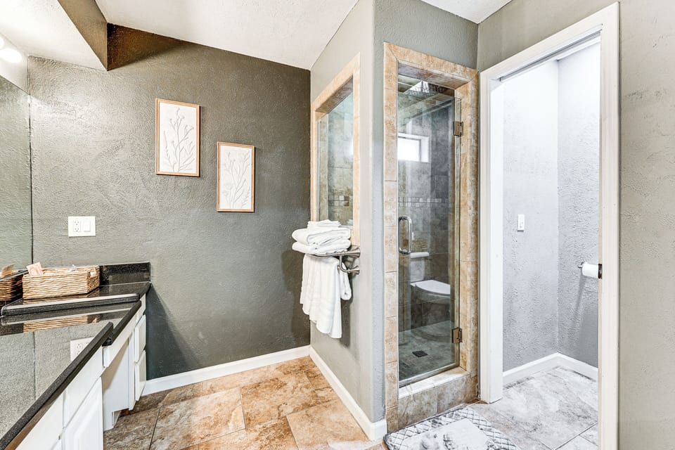 En-Suite Bathroom | Towels Provided