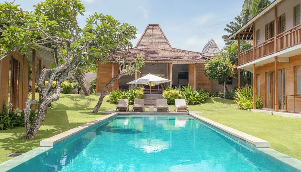2 outdoor pools