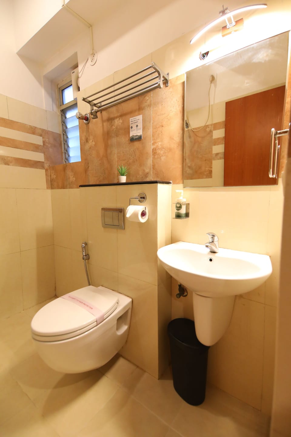 Executive Room | Bathroom | Shower, free toiletries, hair dryer, bidet