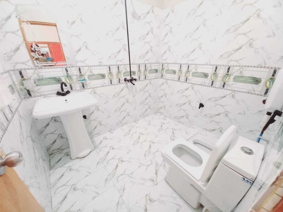 Towels, soap, shampoo, toilet paper