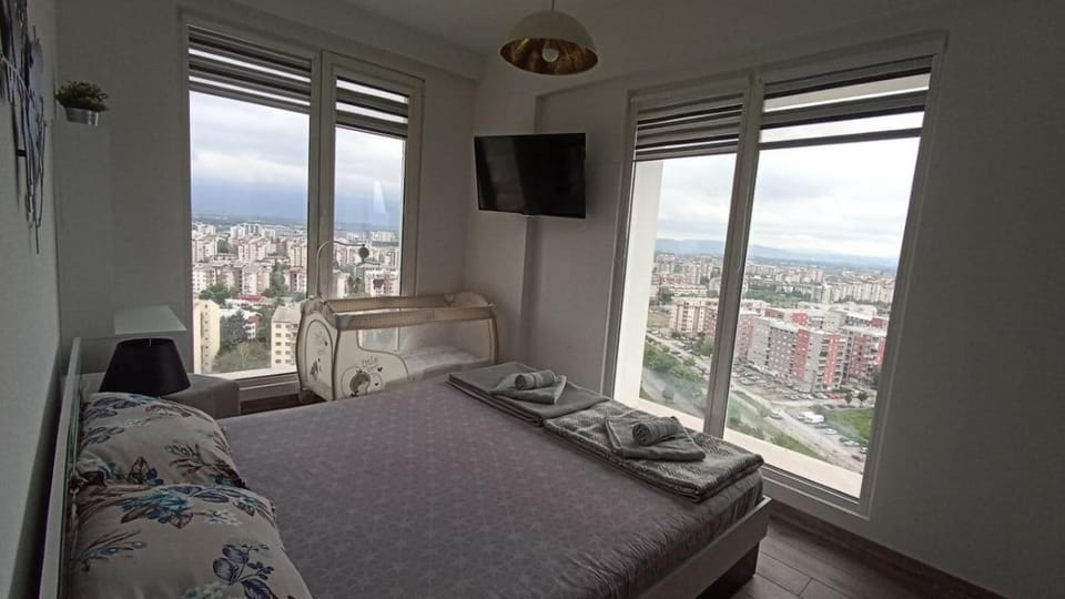 18th Floor Condo With Pool & Fitness Center Apartment in Skopje