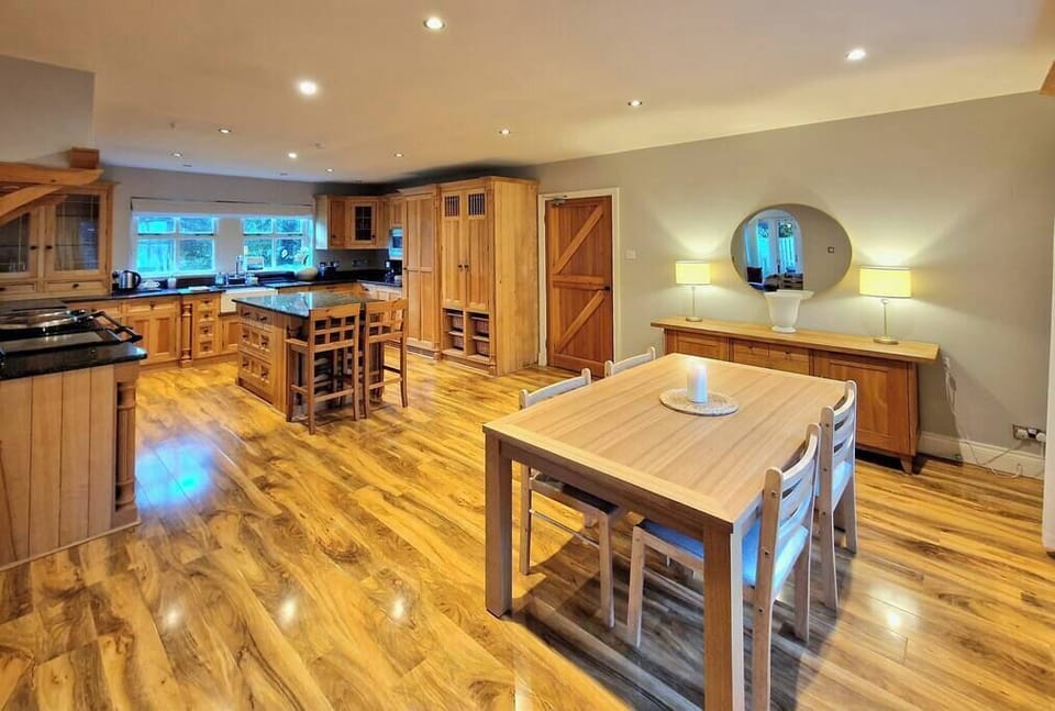 Kitchen & Dining Table 