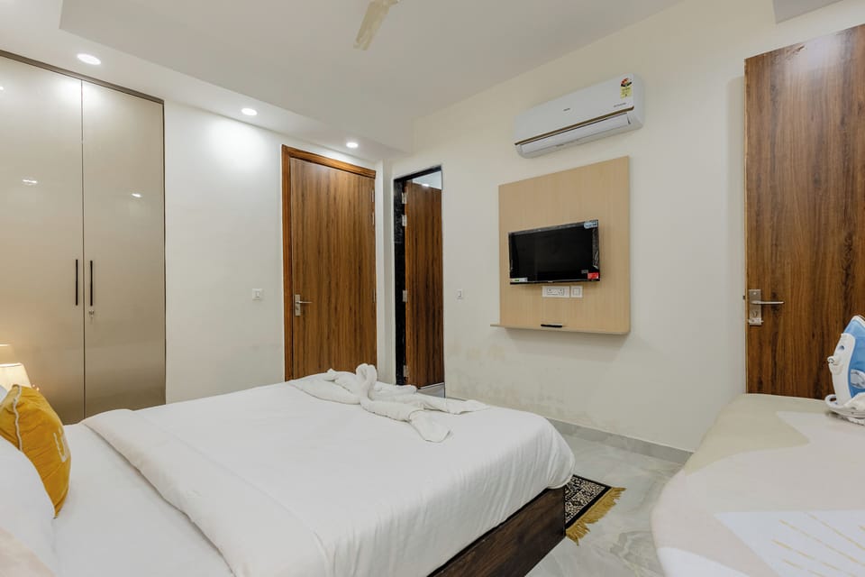 2 bedrooms, laptop workspace, soundproofing, iron/ironing board