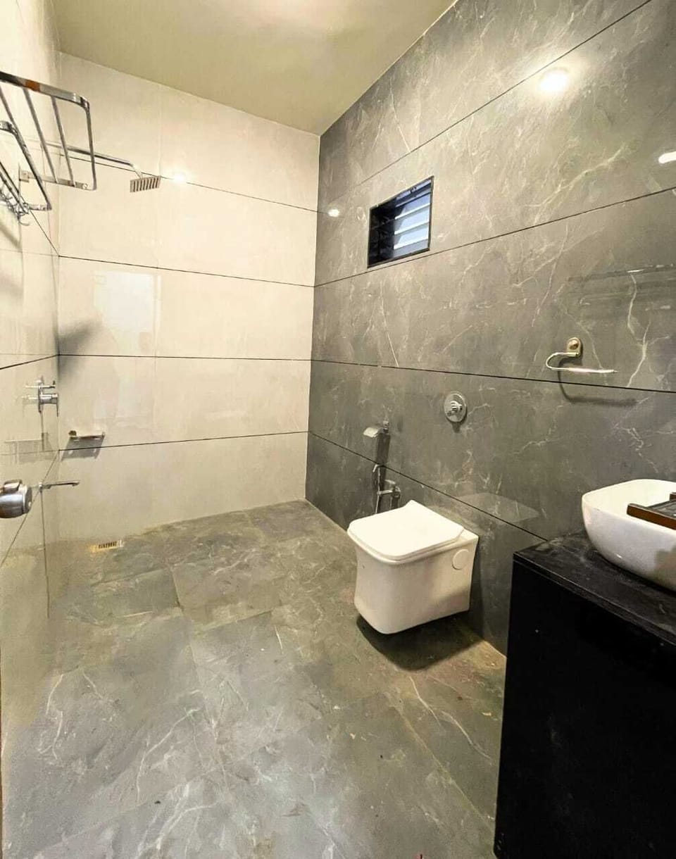 Deluxe Room, Garden View | Bathroom | Soap, shampoo, toilet paper