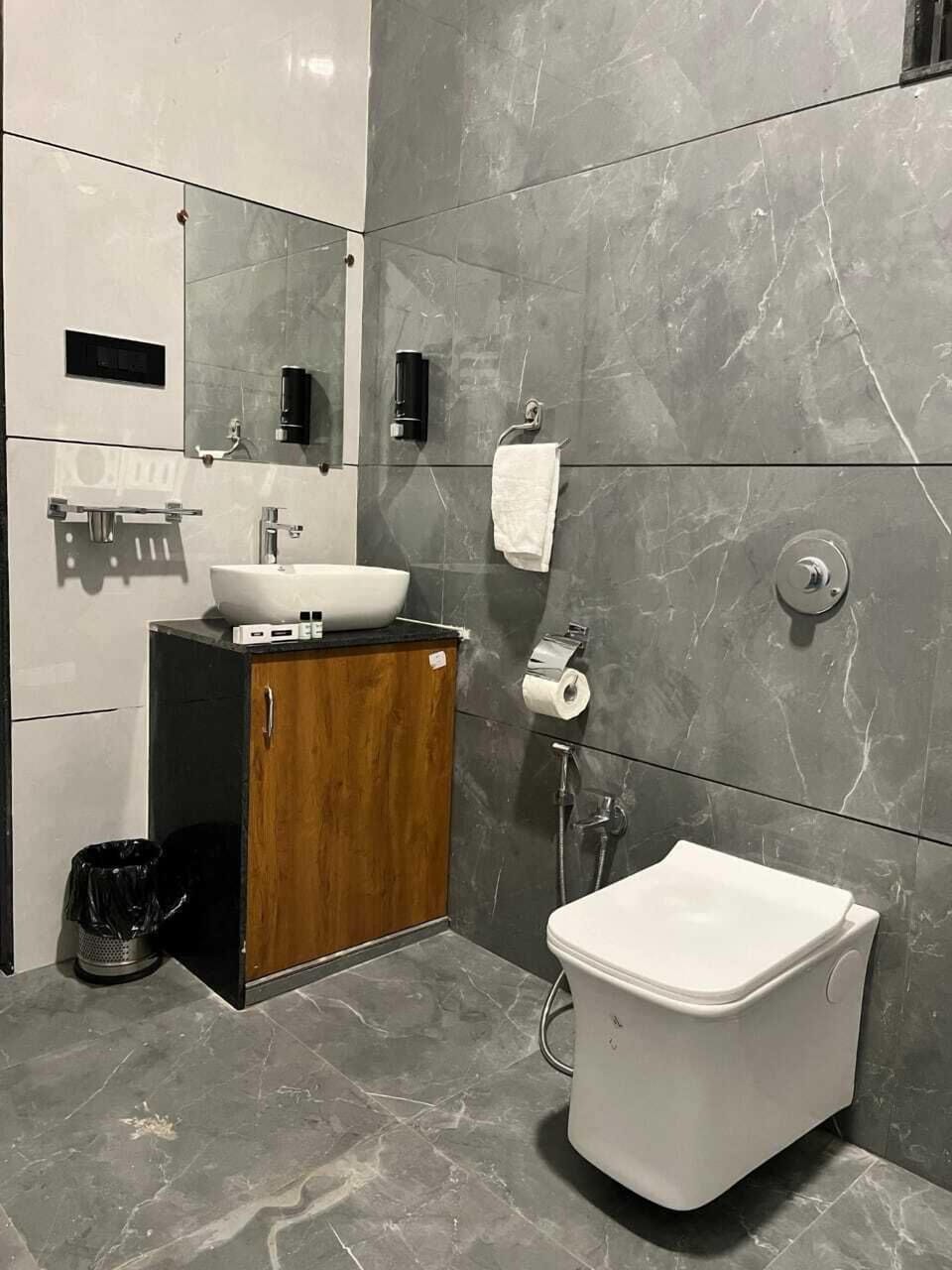 Deluxe Room, Garden View | Bathroom | Soap, shampoo, toilet paper