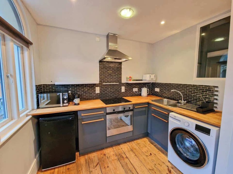 Fully equipped kitchen with microwave, kettle, toaster and complimentary teas and coffee
