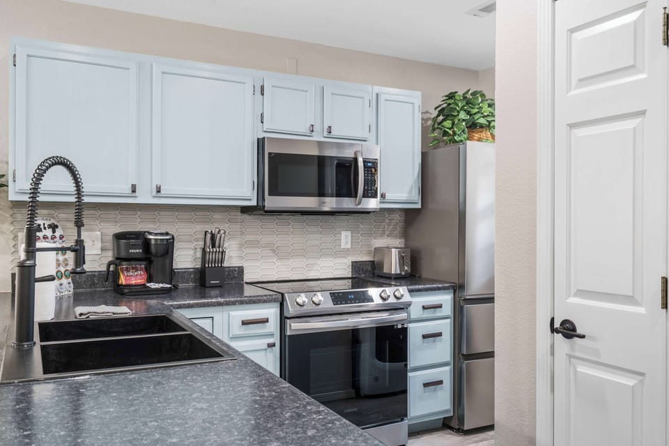 Condo, Multiple Beds, Patio, Golf View (Water's Edge & Golf) | Private kitchen | Fridge, microwave, oven, stovetop