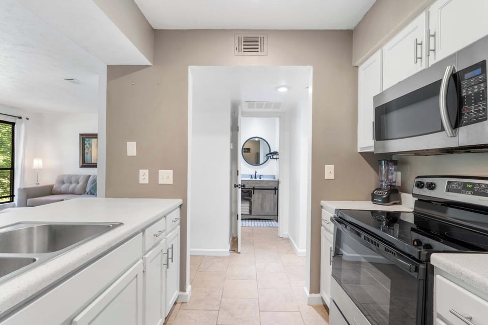 Condo, 1 Queen Bed, Balcony, Golf View (Royale Casa) | Private kitchen | Fridge, microwave, oven, stovetop