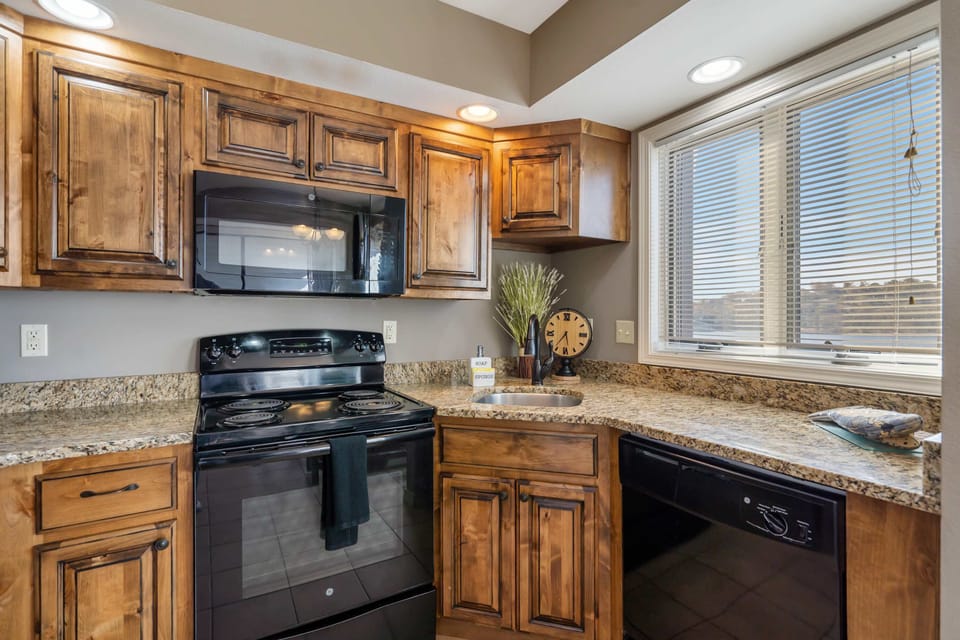 Condo, Multiple Beds, Patio (Lakescape at The Getaways) | Private kitchen | Fridge, microwave, oven, stovetop