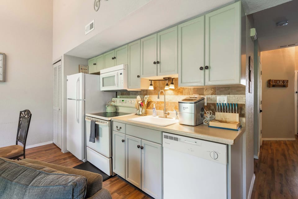 Condo, Multiple Beds, Balcony, Garden View (Scenic Spot Vacation Property) | Private kitchen | Fridge, microwave, oven, stovetop