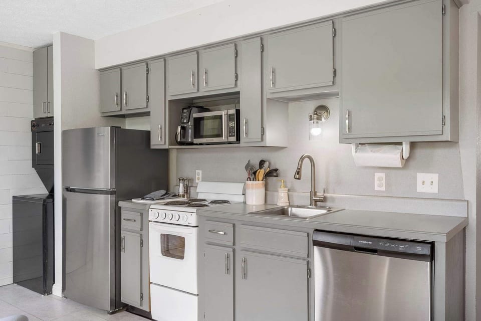 Condo, 1 Queen Bed with Sofa bed, Balcony, Mountain View (Branson Golfers Nook) | Private kitchen | Fridge, microwave, oven, stovetop