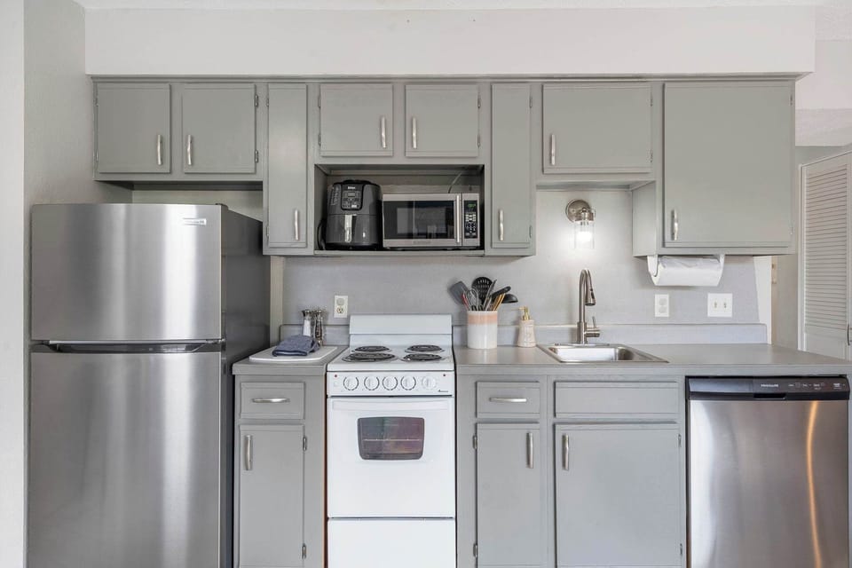 Condo, 1 Queen Bed with Sofa bed, Balcony, Mountain View (Branson Golfers Nook) | Private kitchen | Fridge, microwave, oven, stovetop