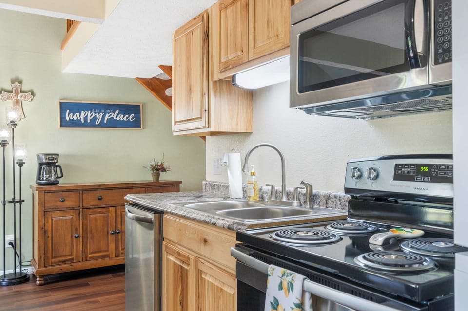 Condo, 2 Queen Beds, Balcony, Golf View (Branson Sweet Retreat) | Private kitchen | Fridge, microwave, oven, stovetop