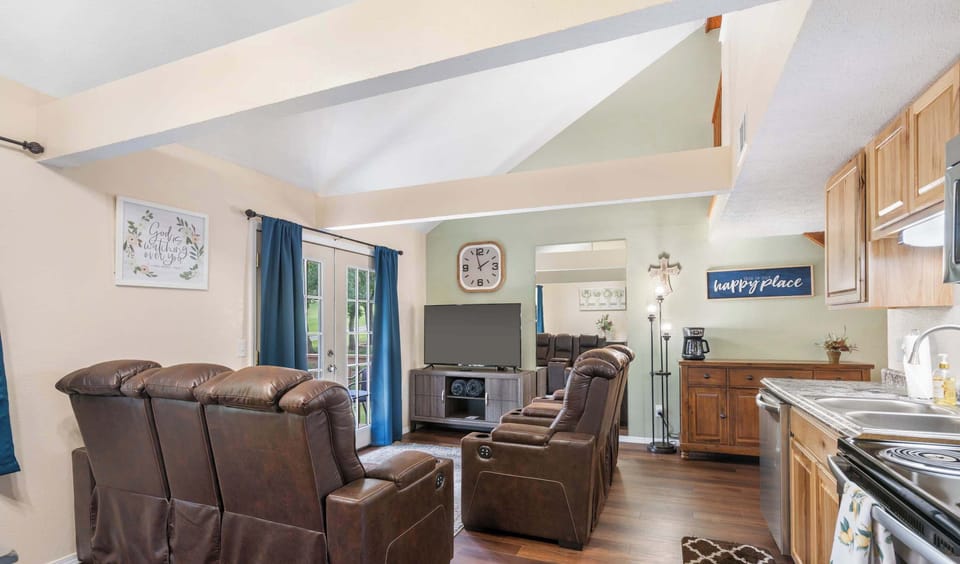 Condo, 2 Queen Beds, Balcony, Golf View (Branson Sweet Retreat) | Private kitchen | Fridge, microwave, oven, stovetop