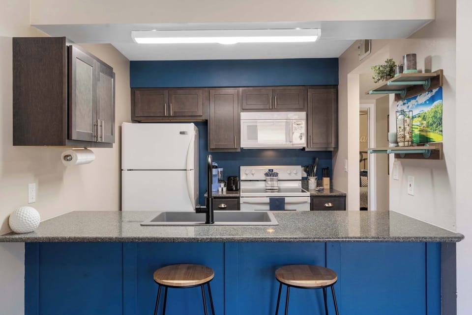 Condo, 1 Queen Bed with Sofa bed, Balcony, Golf View (Greenside Retreat) | Private kitchen | Fridge, microwave, oven, stovetop