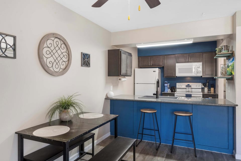 Condo, 1 Queen Bed with Sofa bed, Balcony, Golf View (Greenside Retreat) | Private kitchen | Fridge, microwave, oven, stovetop