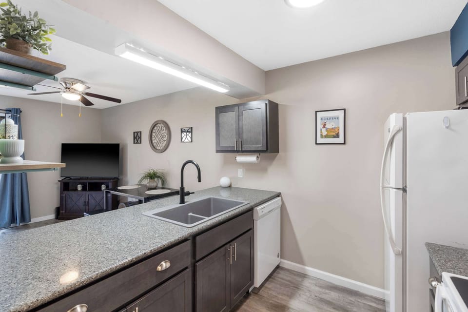 Condo, 1 Queen Bed with Sofa bed, Balcony, Golf View (Greenside Retreat) | Private kitchen | Fridge, microwave, oven, stovetop