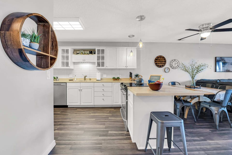 Condo, Multiple Beds, Balcony, Mountain View (Bright Stylish Condo w/ Balcony) | Private kitchen | Fridge, microwave, oven, stovetop