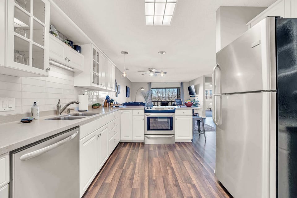 Condo, Multiple Beds, Balcony, Mountain View (Bright Stylish Condo w/ Balcony) | Private kitchen | Fridge, microwave, oven, stovetop