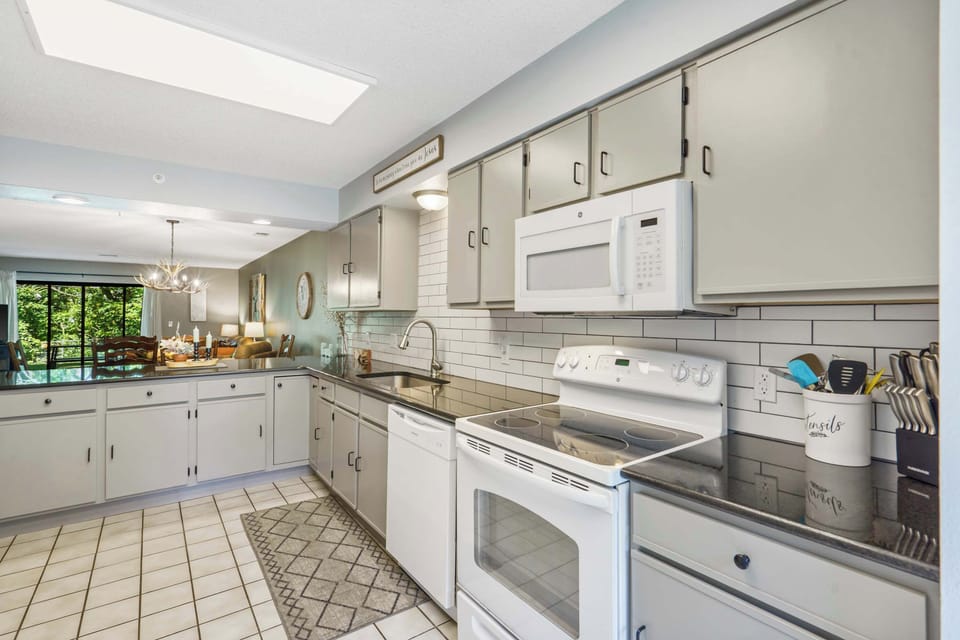 Condo, Multiple Beds, Patio, Garden View (Antler Ridge Retreat) | Private kitchen | Fridge, microwave, oven, stovetop