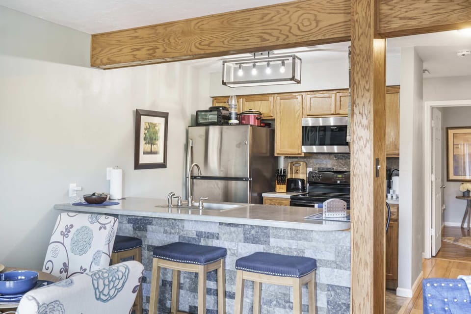 Condo, 1 Queen Bed with Sofa bed, Balcony, Golf View (Branson Sunny Daze) | Private kitchen | Fridge, microwave, oven, stovetop