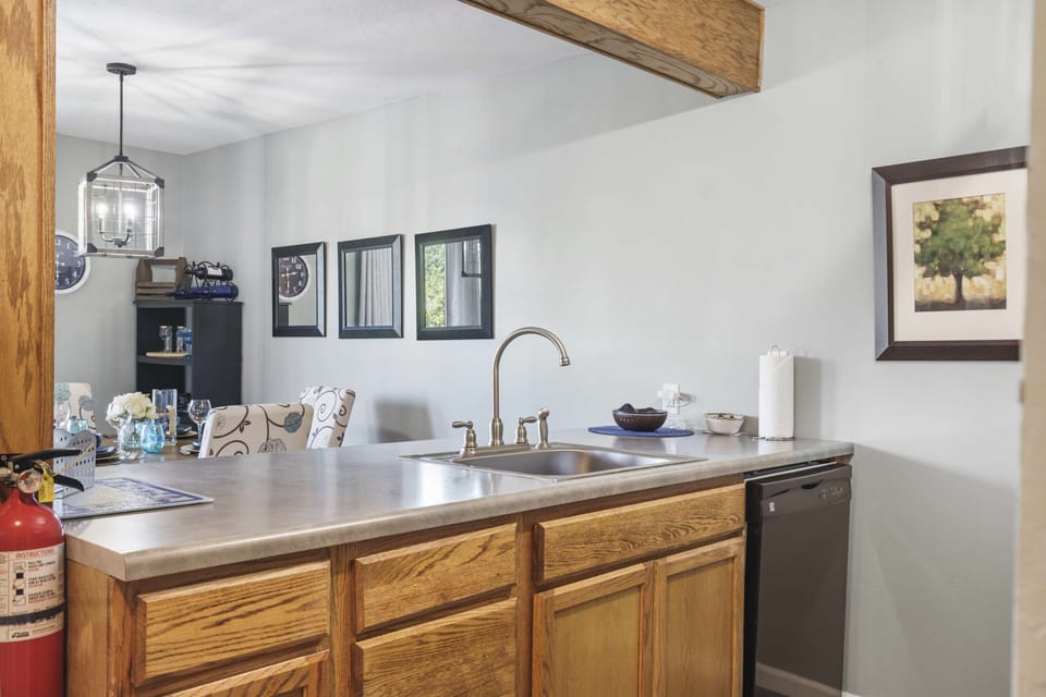 Condo, 1 Queen Bed with Sofa bed, Balcony, Golf View (Branson Sunny Daze) | Interior