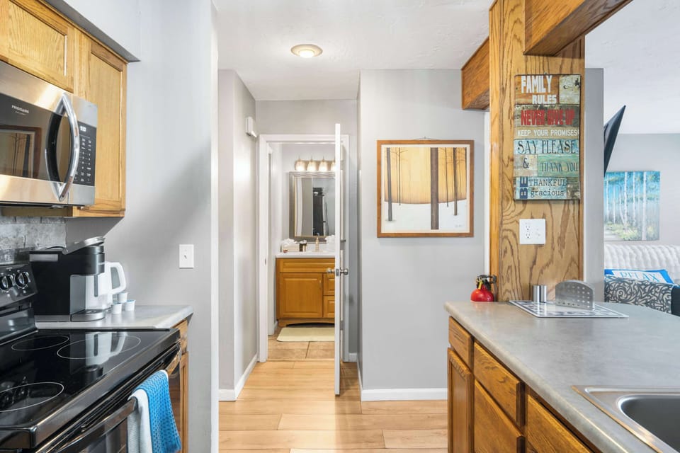 Condo, 1 Queen Bed with Sofa bed, Balcony, Golf View (Branson Sunny Daze) | Private kitchen | Fridge, microwave, oven, stovetop