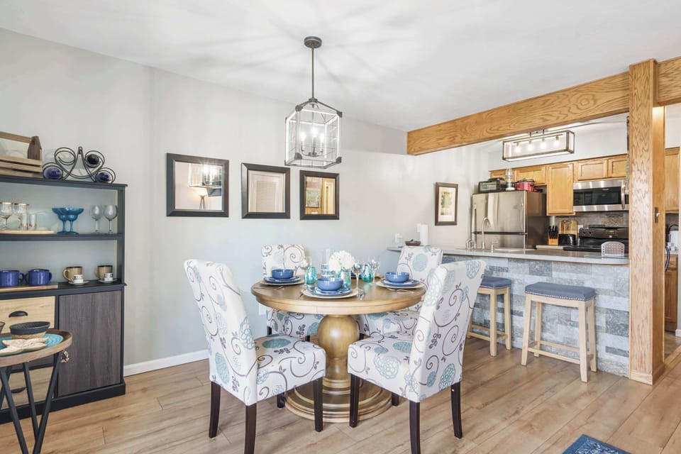 Condo, 1 Queen Bed with Sofa bed, Balcony, Golf View (Branson Sunny Daze) | Dining