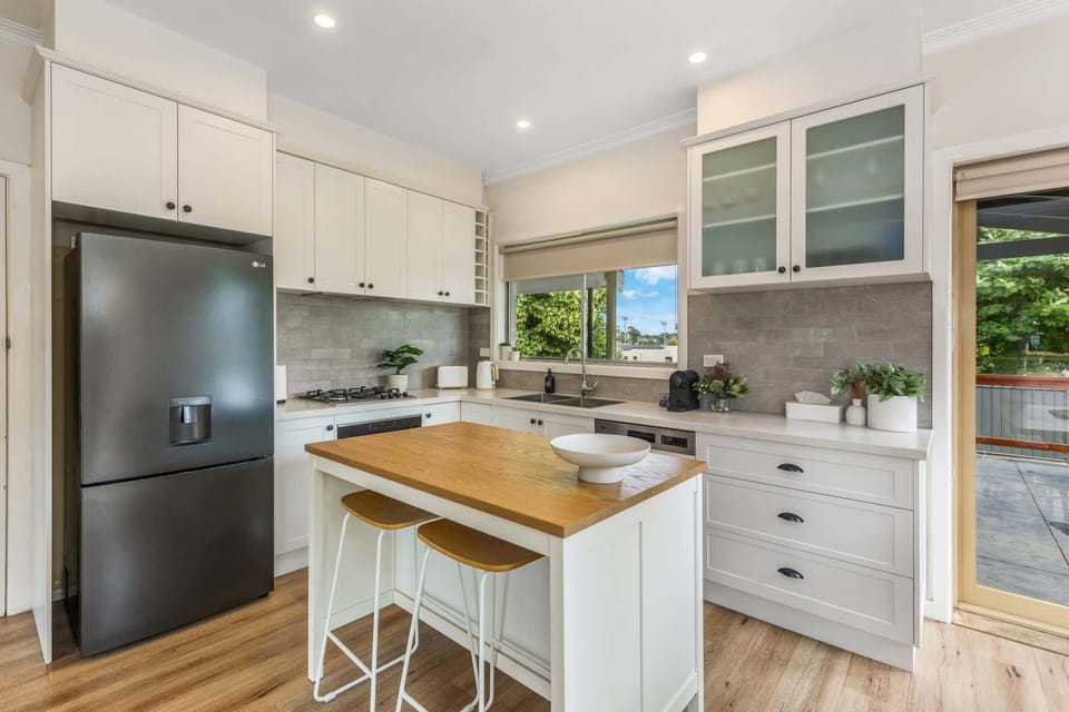 Fully-equipped kitchen with breakfast bar and stools