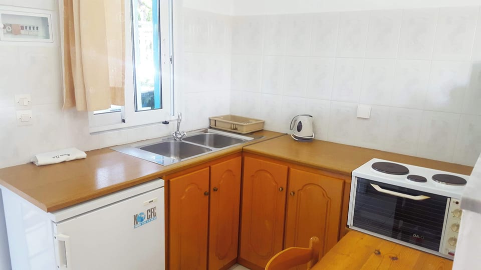 Compact Kitchenette with Essentials – Prepare Light Meals Easily

