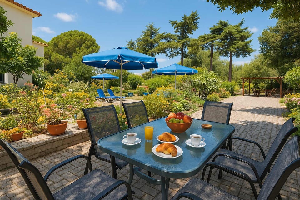 Shaded Outdoor Dining Area – Enjoy Meals Surrounded by Greenery

