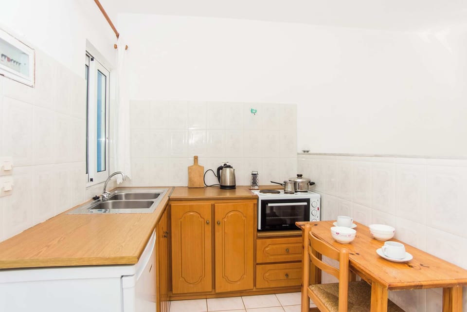 Compact Kitchenette with Stove and Storage – Guest Ready

